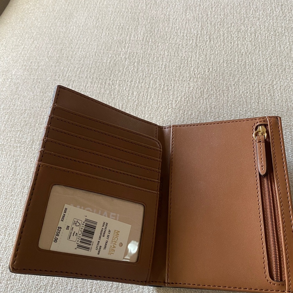 NWT Michael Kors MK Logo Passport Holder - Picture 2 of 3